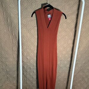 Vince Camuto Ribbed V-Neck Midi Dress in Burnt Orange